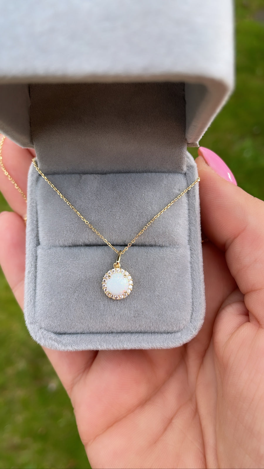 9ct solid gold Opal Pendant (9ct Solid Gold pendant & chain)