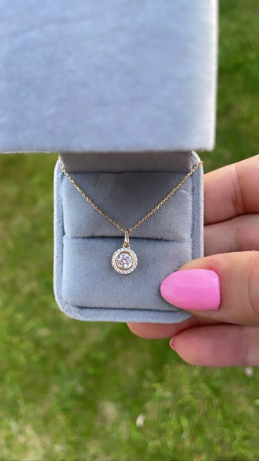 9ct solid gold solitaire  Pendant (9ct Solid Gold pendant & chain)